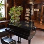 Hudební salonek, klavír